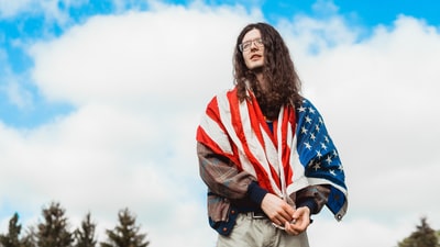 美国美国国旗穿棕色夹克的男人
